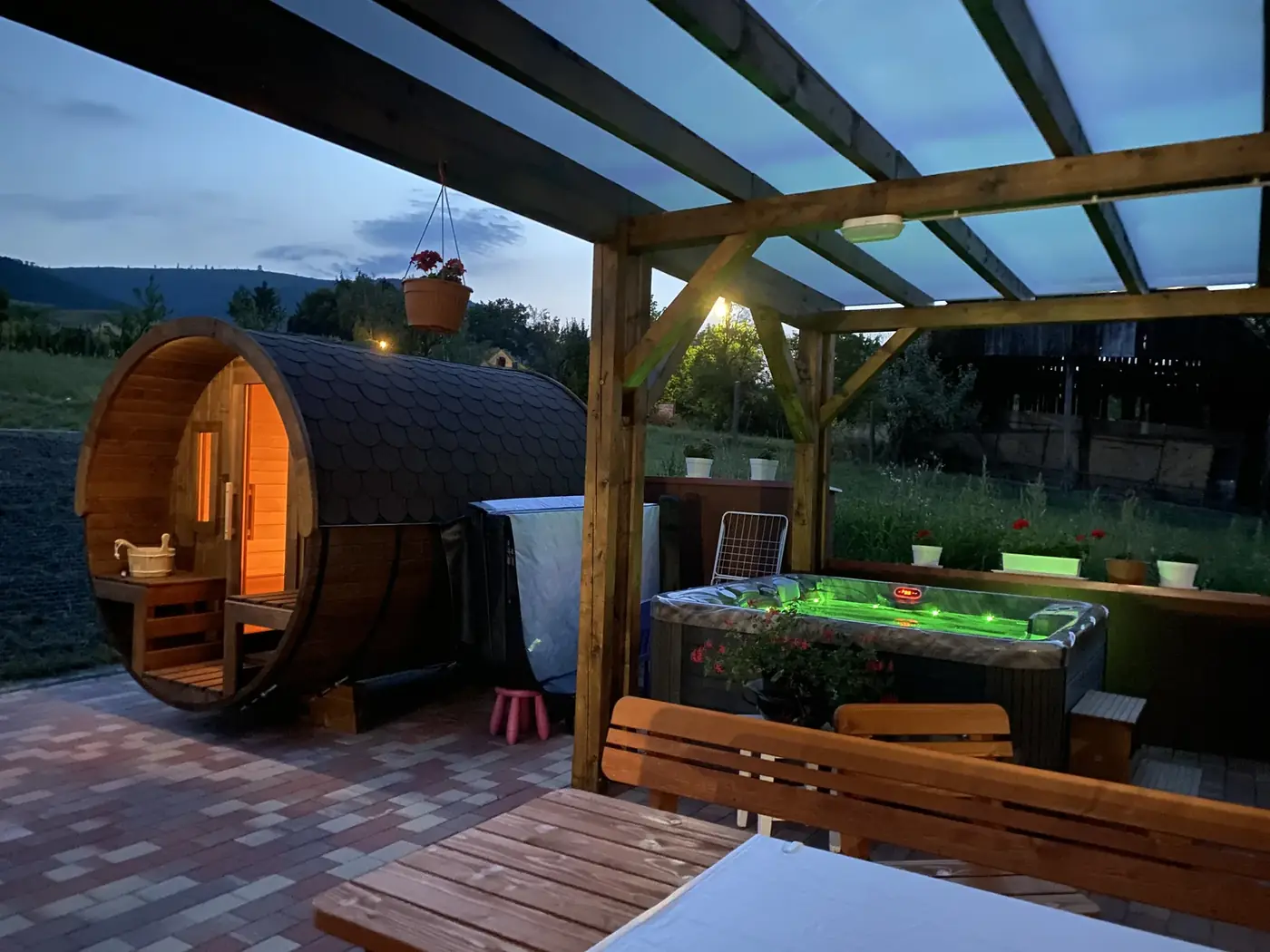 Wieczorny nastrój w jacuzzi pensjonatu